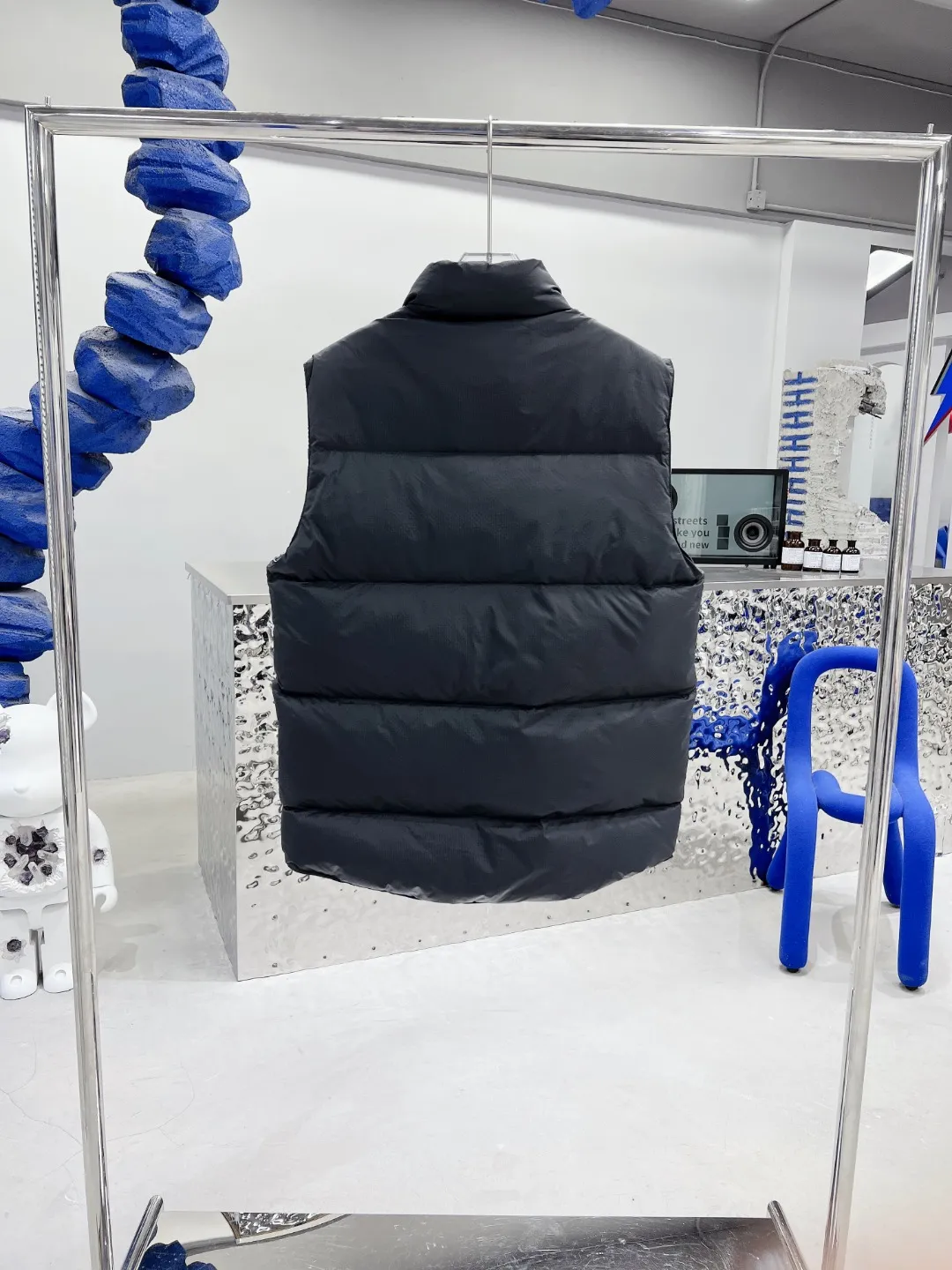 P480 𝗖𝗔𝗡𝗔𝗗𝗔 𝗚𝗢𝗢𝗦𝗘/Canada Goose White Label Glacier Vest Down Jacket Freestyle Vest THEICON This excellent down-filled vest can be freely layered with a variety of clothes, making it a favorite during the changing seasons. It's classic, versatile and provides excellent warmth. The Northern Lights capsule collection is reimagined in rich tones inspired by the stunning colors of Canada's north. The Glacial Haze capsule collection is revamped with a striking and layered color palette that evokes the feeling of being caught in the mist surrounding icebergs and glaciers. The top original replica version refers to the highest version in China (there is no one) (it is a piece of craftsmanship to make a piece of clothing that is ZP when placed in the counter) 1⃣ Made of original custom-made double plain 9500-100% nylon nylon fabric, windproof, waterproof and stain-resistant 2⃣ Filled with national standard Guangzhou Inspection white duck down, the amount of down is more than twice that of ordinary goods.  3⃣The zipper is customized from Yoshida YKK factory, with clear engraving and perfect and smooth texture. 4⃣Collar label, armband, back label, hangtag, complete anti-counterfeiting mark. Color: black, white, mood blue, melted water blue, graphite gray, purple. Size: XS S M L XL XXL